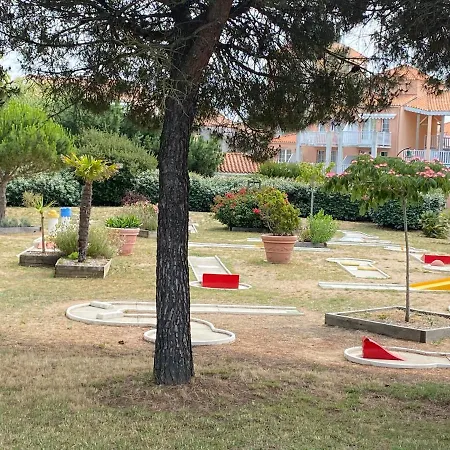 2 Situee Dans Un Magnifique Village Familiale Lägenhet