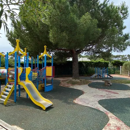 2 Situee Dans Un Magnifique Village Familiale