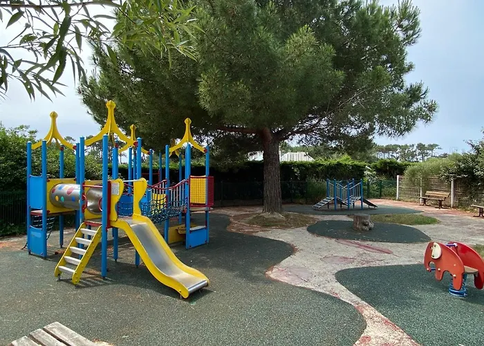 2 Situee Dans Un Magnifique Village Familiale